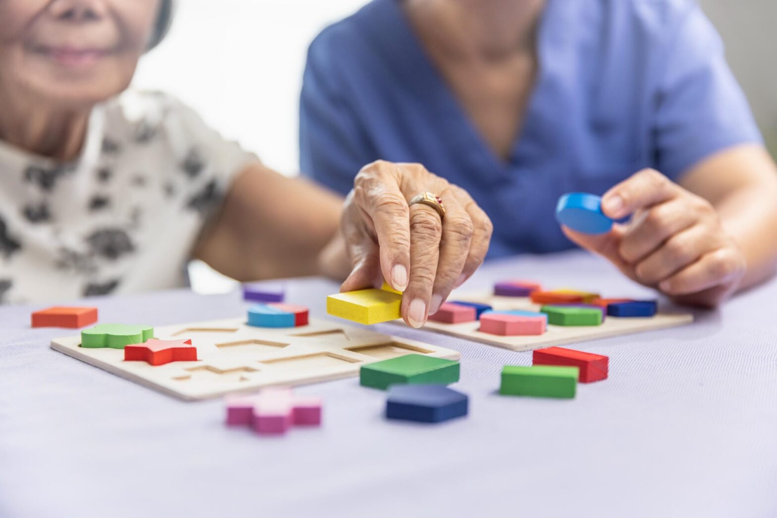 When Memory Care Needs Change: Dementia Care Signs Families May Notice in Late Summer