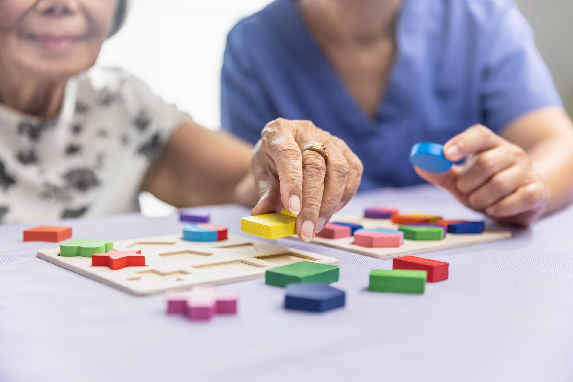 When Memory Care Needs Change: Dementia Care Signs Families May Notice in Late Summer